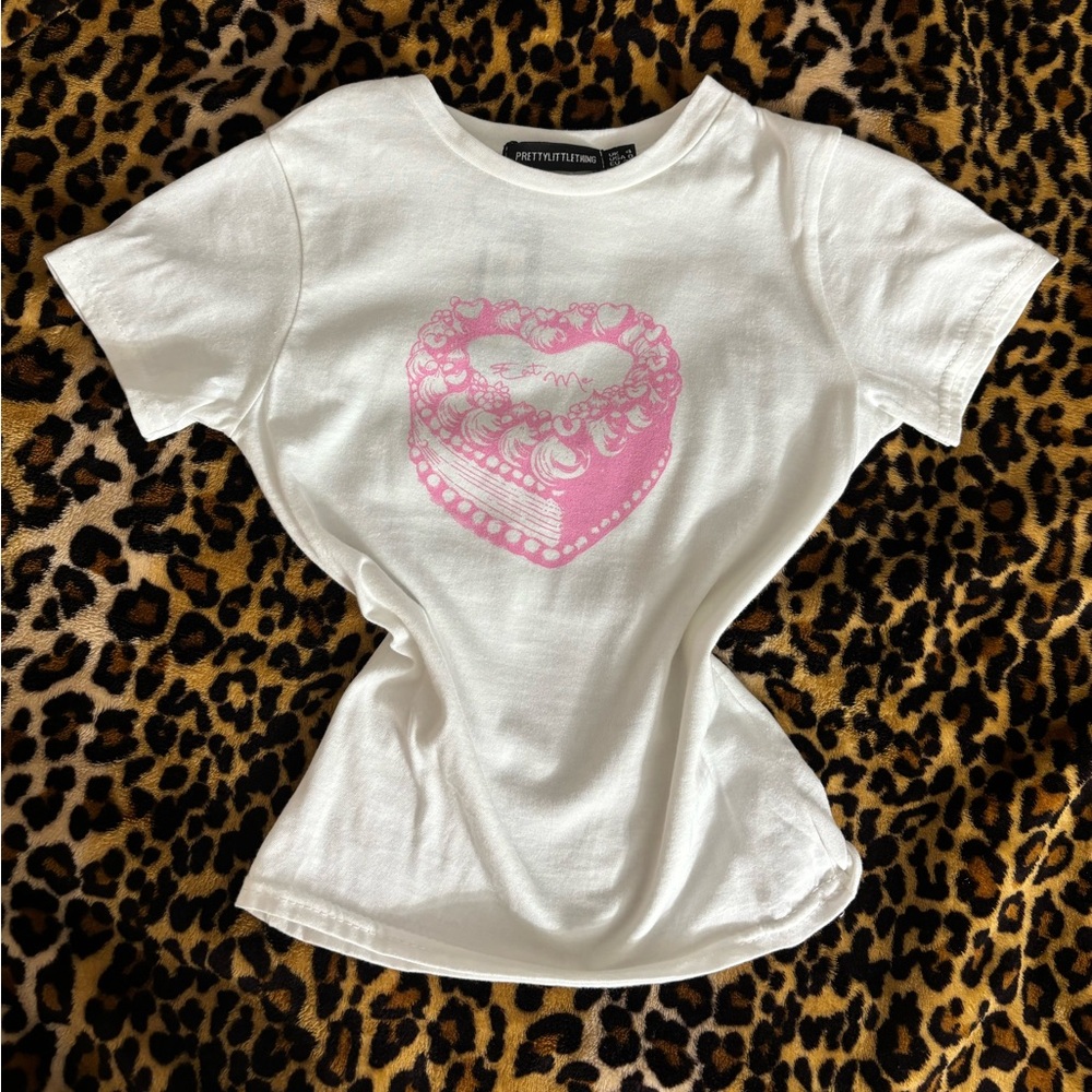 NWT 🏷️ PrettyLittleThing White Tee with Pink Heart Cake Graphic